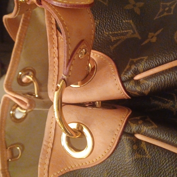 Louis Vuitton Galleria - Picture 5 of 10